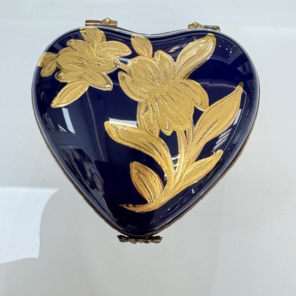 Artisanal Limoges Heart-Shaped Trinket Box - Picture 5 of 7